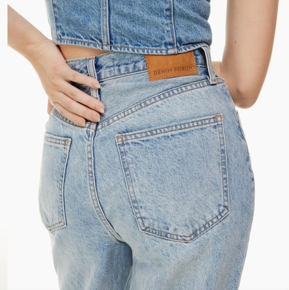 Aritzia Denim Forum The Joni High Rise Loose Picture This  Bleu light wash sz 25 - Picture 4 of 16
